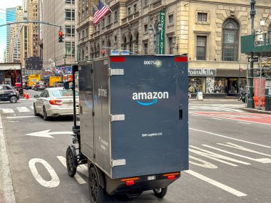 New York, ABD - 23 Ocak 2026: Manhattan 'da bir sokakta pedal destekli elektrik dağıtım arabası.