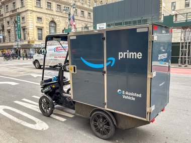 New York, ABD - 23 Ocak 2026: Manhattan 'da bir sokakta pedal destekli elektrik dağıtım arabası.