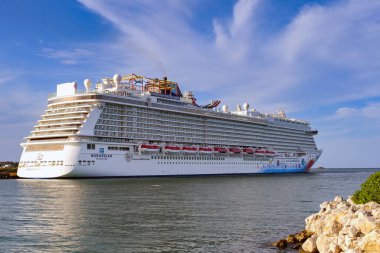 Puerto Plata, Dominik Cumhuriyeti - 15 Ocak 2026: Seyahat gemisi NCL Norveç ayrılışı Puerto Plata limanındaki gemi terminaline yanaştı