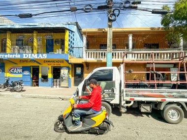 Puerto Plata, Dominik Cumhuriyeti - 15 Ocak 2026: Puerto Plata şehrinin banliyölerinde motosiklet kullanan kişi.