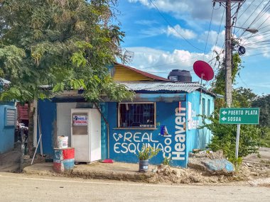 Puerto Plata, Dominik Cumhuriyeti - 15 Ocak 2026: Puerto Plata kentinin banliyölerindeki küçük bir kafe ve barın ön görünümü.