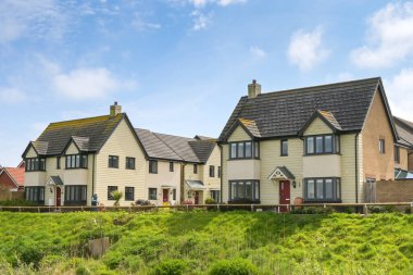 Seaton, Devon, İngiltere, İngiltere - 25 Nisan 2025: Küçük deniz kenti Seaton yakınlarındaki bir konut arazisinde yeni evler