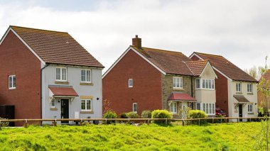 Seaton, Devon, İngiltere, İngiltere - 25 Nisan 2025: Küçük deniz kenti Seaton yakınlarındaki bir konut arazisinde yeni evler