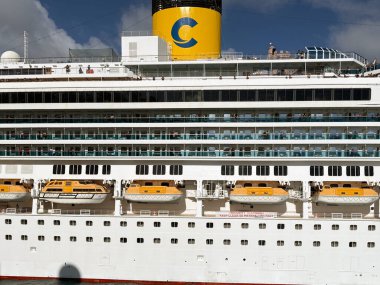 Tortola, Britanya Virgin Adaları - 18 Ocak 2026: Costa Fascinosa yolcu gemisinin Karayip adası Tortola 'dan ayrılırken yan görüntüsü, Tne gemisi Costa Cruises tarafından işletilmektedir..