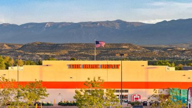 Canon City, Colorado, ABD - 21 Mayıs 2025: Gün batımında bir Home Depot mağazasının önü manzaralı