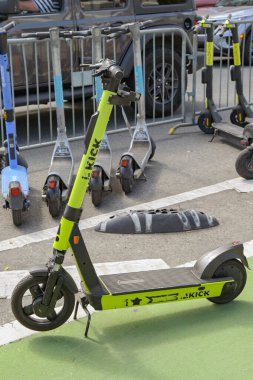 San Juan, Porto Riko - 16 Ocak 2026 San Juan şehir merkezindeki bir otoparkta elektrikli scooter. Scooter 'ı Kick çalıştırıyor..