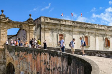 San Juan, Porto Riko - 16 Ocak 2026: Ziyaretçiler San Juan 'daki tarihi Castillo San Cristobal bölgesinin giriş kapısında. Burası bir Dünya Mirası Sitesi..