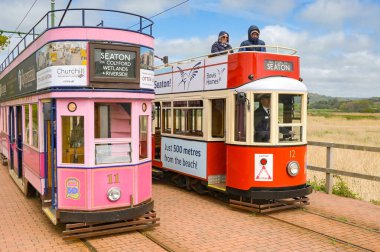Seaton, Devon, İngiltere - 25 Nisan 2025: Wetlands 'da durdurulmuş eski elektrikli tramvaylar Seaton Tramvayı' nda
