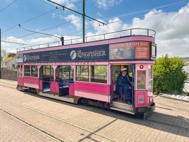 Seaton, Devon, İngiltere - 25 Nisan 2025: Seaton tramvayı ile Colyton istasyonuna gelen klasik elektrikli tramvay