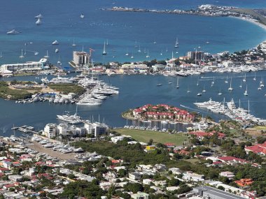 St. Maarten, Hollanda - 17 Ocak 2026: Arka planda Simpson Körfezi ile Cole Körfezi 'ndeki limanda demirlemiş süper yatların hava manzarası