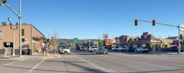 Batı Yellowstone, Montana, ABD - 28 Mayıs 2025: Batı Yellowstone kasabasındaki trafik ve insan manzarası.