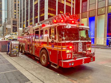 New York, ABD - 9 Ocak 2026: New York İtfaiye Departmanı 'nın yüksek basamaklı merdiven kamyonu Manhattan şehir merkezindeki bir sokakta durdu