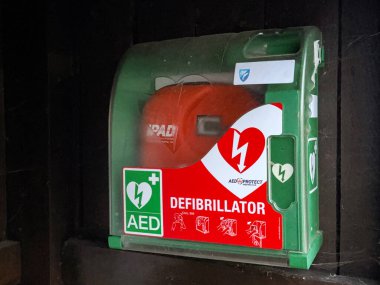St Dogmaels, Cardiganshire, Galler, İngiltere - 26 Temmuz 2025: Köydeki bir otobüs durağındaki bir konteynırda kalp krizi kurbanlarına yardım etmek için AED defibrilatör ekipmanı