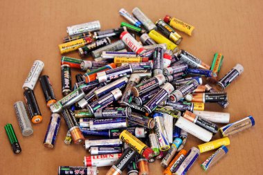 Rusya, Vladivostok, Kasım 2005, 2020: Farklı markalardan kullanılmış piller. Onların ortadan kaldırılması gerekiyor. Çevre kirliliğinden korunma kavramı.