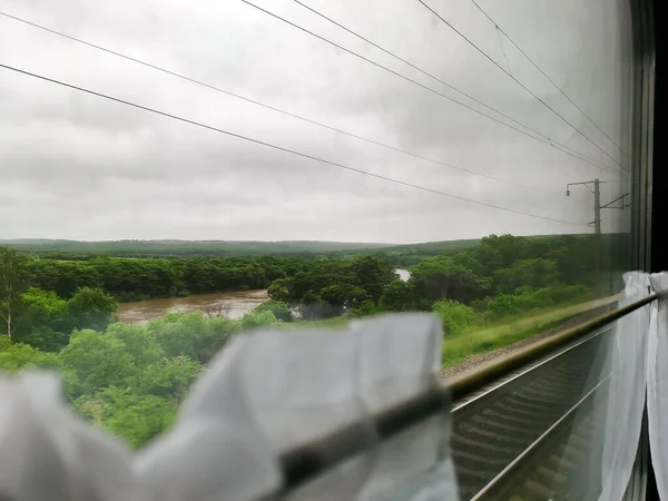 Paisaje de verano a través de la ventana de cristal del tren. — Foto de Stock