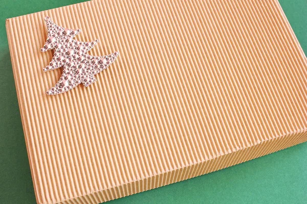 一个带有塑料银色圣诞树雕像的波纹褐色纸盒 圣诞节和新年礼物的概念 新年快乐 圣诞快乐 — 图库照片