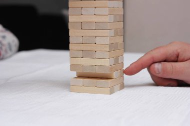 Tahta oyun Jenga tahta kulesi. Elle inşa edilen ahşap kule.