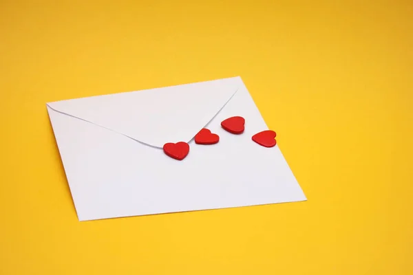 Un cuore rosso su una busta postale bianca. Il concetto di amore e San Valentino. — Foto Stock