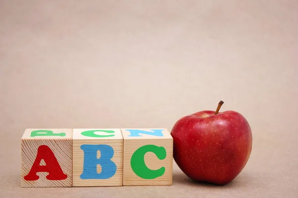 Inglês ABC alfabeto letras ao lado da maçã vermelha . — Fotografia de Stock