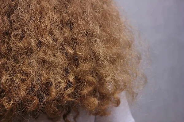 長い波状の髪 後ろからの眺め 女性の髪の魔法 美容サービスとヘアスタイルのコンセプト 波状の髪とケラチン矯正アイデアのためのサービス ふわふわの髪 — ストック写真