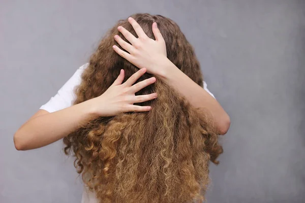 Ein Mädchen Das Vor Angst Sein Gesicht Mit Händen Und — Stockfoto