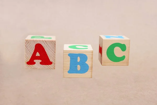 Lettere in alfabeto ABC inglese su blocchi di giocattoli in legno. — Foto Stock