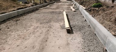 Yol tamiri. Kaldırım taşı döşemek. Yeni kaldırımlar. Yolu asfaltlamadan önce eski kaldırımları yenileriyle değiştirmek.