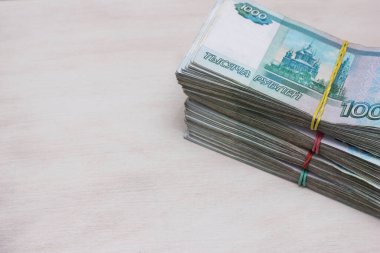 Bir tomar fatura. 1000 ruble değerinde Rus banknotları. İş ve finans, zenginlik kavramı.