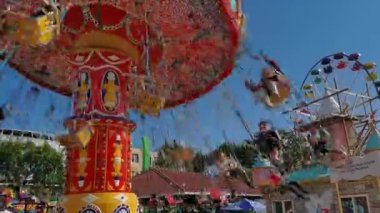 Rusya, Vladivostok - 20 Eylül 2020. Güneşli bir günde lunaparkta dönen bir atlıkarınca..