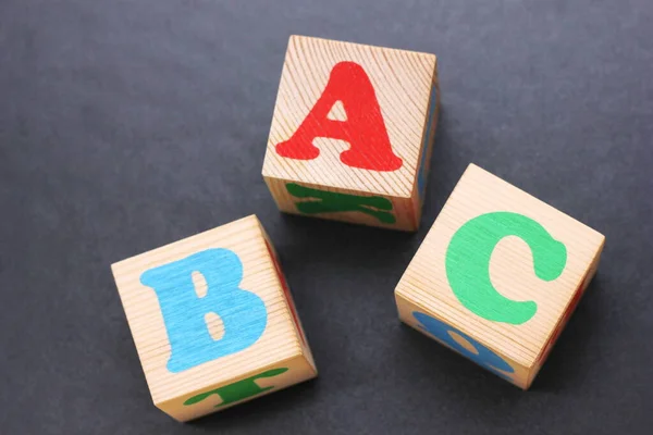 Abc Die Ersten Buchstaben Des Englischen Alphabets Auf Den Holzspielzeugklötzen Stockbild
