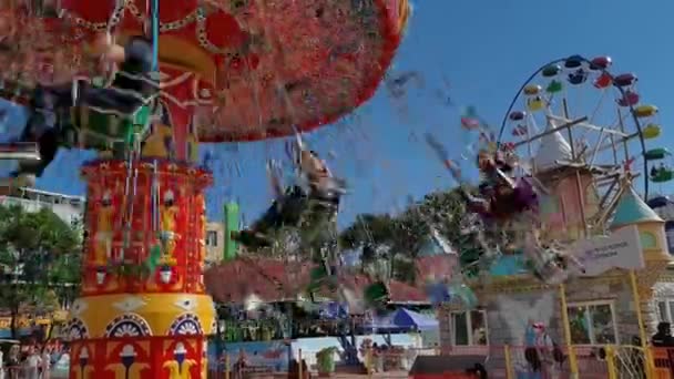 Росія, Владивосток - 20 вересня 2020. Карусель обертається в парку розваг у сонячний день.. — стокове відео