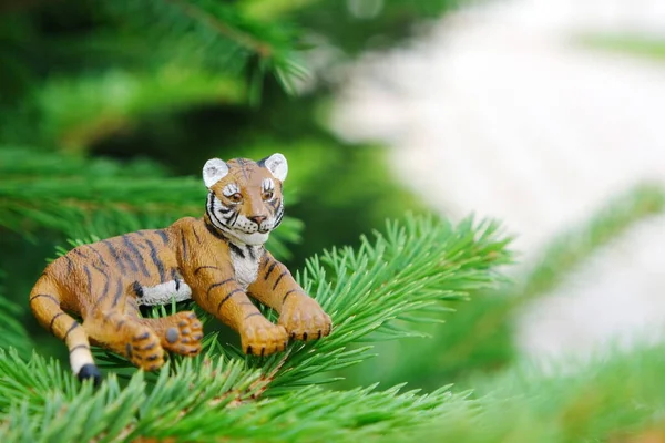 Statuetka Tygrysa Zielonym Naturalnym Świerku Szczęśliwego Nowego Roku Tygrys Jest — Zdjęcie stockowe