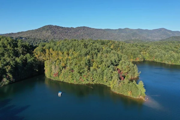 Vista aérea del barco pontón en el lago Santeetlah, Carolina del Norte — Foto de Stock