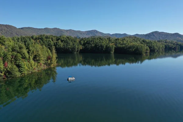 Vista aérea del barco pontón en el lago Santeetlah, Carolina del Norte — Foto de Stock