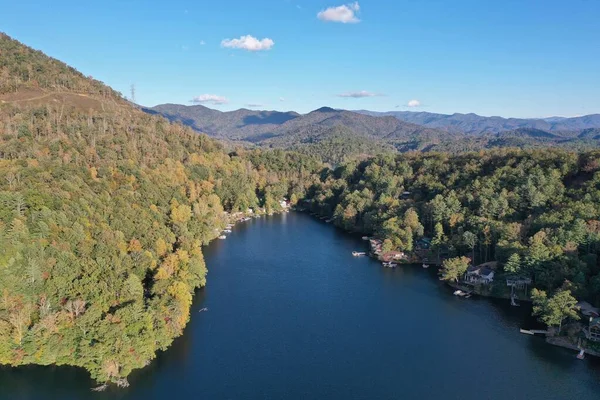 Pemandangan udara rumah danau di tepi Danau Santeetlah, Carolina Utara. — Stok Foto