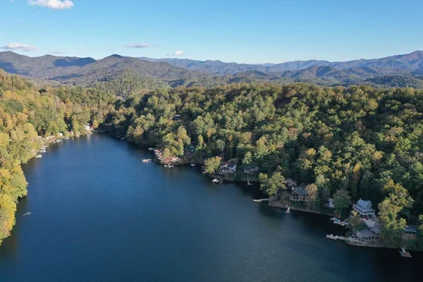 Vista aérea de las casas del lago en la orilla del lago Santeetlah, Carolina del Norte. — Foto de Stock
