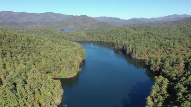 Légi kilátás Lake Santeetlah, Észak-Karolina ősszel 4K. — Stock videók