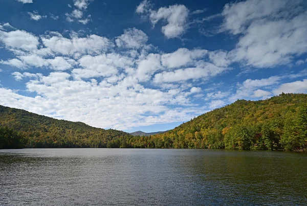 Podzimní úvahy o jezeře Santeetlah, Severní Karolína. — Stock fotografie