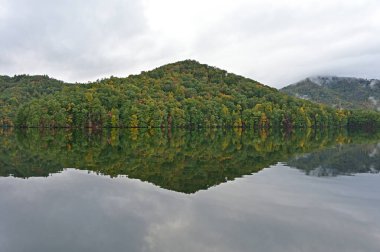 Santeetlah Gölü, Kuzey Carolina 'da sonbahar yansımaları.
