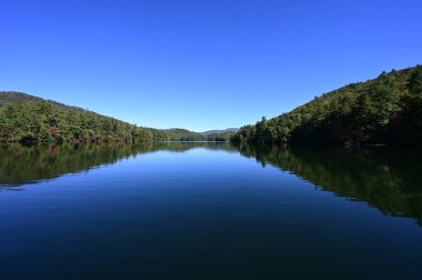Santeetlah Gölü, Kuzey Carolina 'da sonbahar yansımaları.