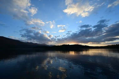 Santeetlah Gölü, Kuzey Carolina 'da sonbahar yansımaları.