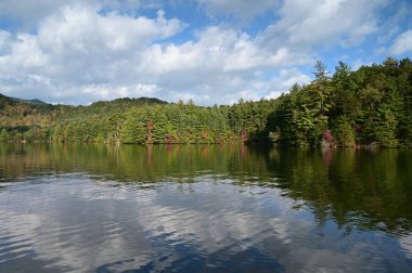Santeetlah Gölü, Kuzey Carolina 'da sonbahar yansımaları.