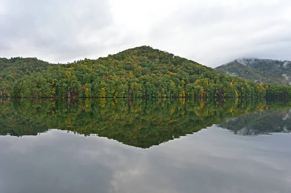 Reflexiones de otoño sobre el lago Santeetlah, Carolina del Norte. — Foto de Stock