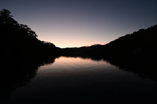 Refleksi musim gugur di Danau Santeetlah, Carolina Utara saat senja.. — Stok Foto
