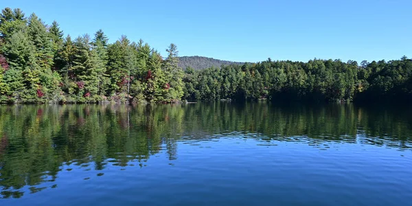 Refleksi musim gugur di Danau Santeetlah, Carolina Utara. — Stok Foto