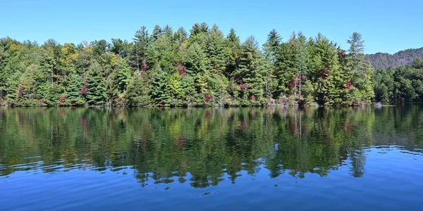 Reflexiones de otoño sobre el lago Santeetlah, Carolina del Norte. — Foto de Stock