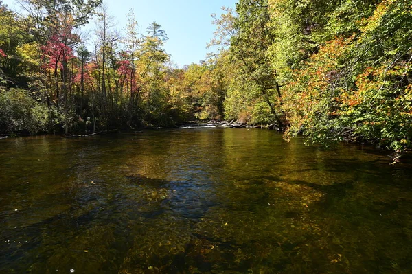 Herbstliche Reflexionen am Lake Santeetlah, North Carolina. — Stockfoto