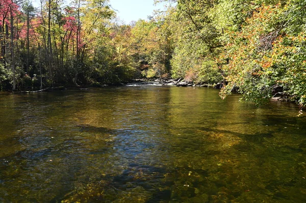 Herbstliche Reflexionen am Lake Santeetlah, North Carolina. — Stockfoto