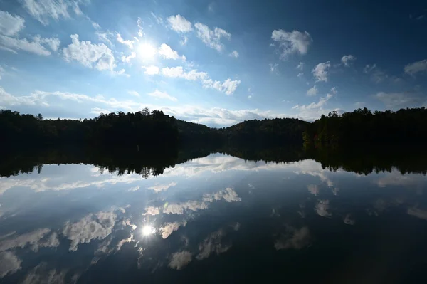 Refleksi musim gugur di Danau Santeetlah, Carolina Utara. — Stok Foto