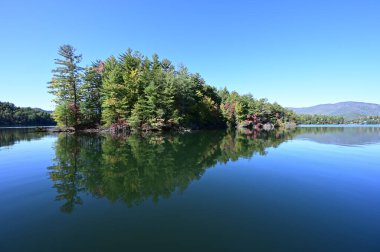 Santeetlah Gölü, Kuzey Carolina 'da sonbahar yansımaları.
